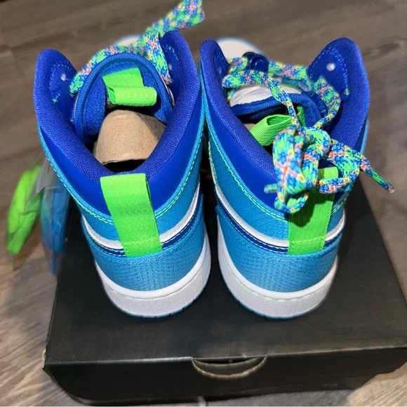 Nike Air Jordan 1 Mid SE GS 'Sprite' Size 4.5Y - Picture 2 of 7